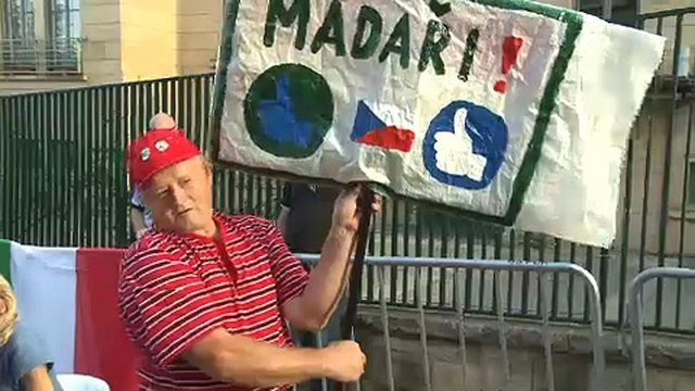 Orbán Viktor mellett tüntettek Prágában