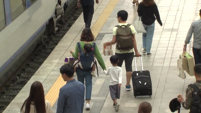 [한가위 풍경] 설레는 고향길 ...벌써 붐비는 서울역 / YTN
