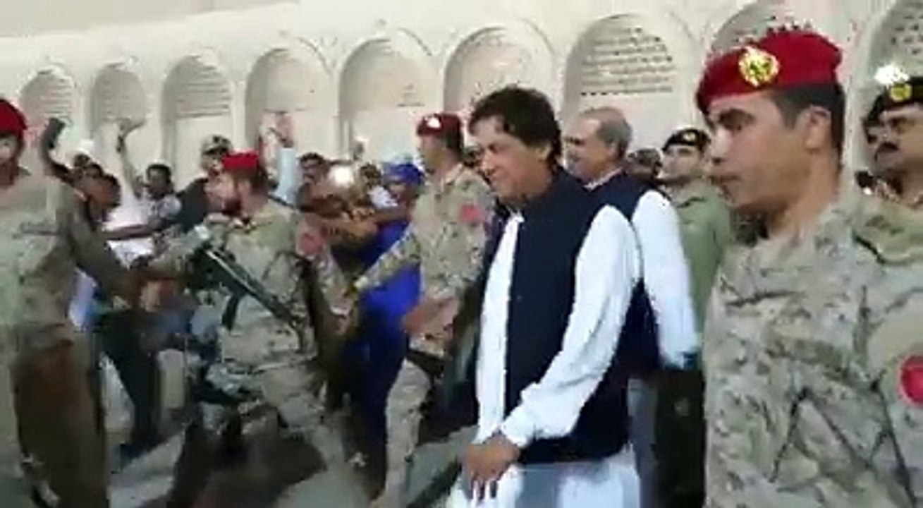 Madina Mein Logon Ne Imran Khan Ko Dekhte Hi Kia Naray Lagana Shuru Kardiye ?
