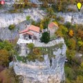 Une Eglise orthodoxe construite au sommet d'un pic rocheux en Georgie