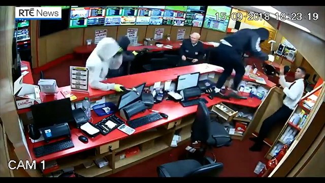 Un grand-père courageux met en fuite 3 braqueurs chez un bookmaker