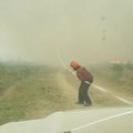 Ce pompier se fait emporter sa lance incendie par une tornade de feu