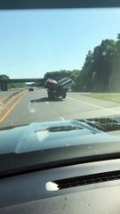 Une jolie technique pour transporter 2 voitures sur une remorque...