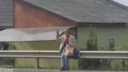 Betrunkener Mann Trampen auf der Autobahn