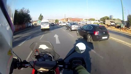 Un motard fonce sur le voleur pour aider la victime à récupérer son sac