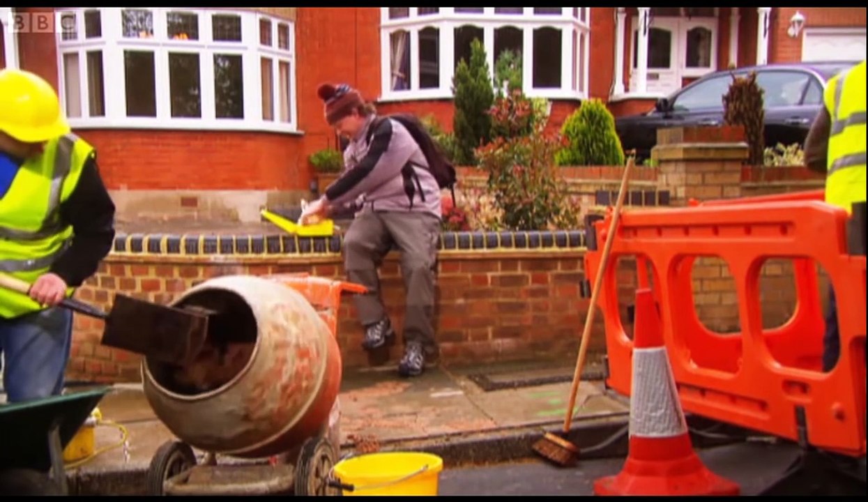 Gigglebiz Packed Lunch Pete who chooses the wrong spot to sit and have his lunch