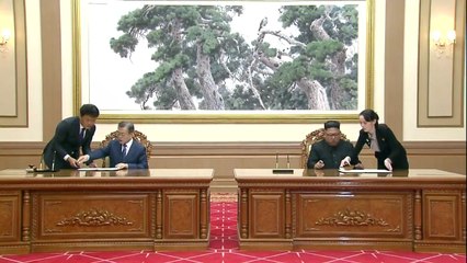 [남북정상회담 현장영상] 문재인 대통령·김정은 위원장 합의문 서명 / YTN