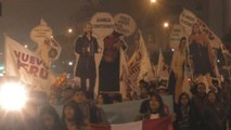 Cientos marchan en Lima mostrando apoyo a reformas contra la corrupción