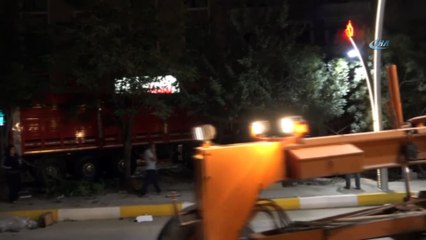 Park halindeki otomobillere çarpan tır, 7 aracı kullanılamaz hale getirdi