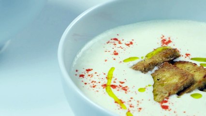 Preparar una sopa de tofu y almendras