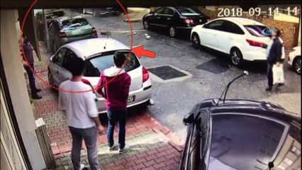 Üzerlerine taş parçası yağan vatandaşların ölümden kıl payı kurtuluşu kamerada