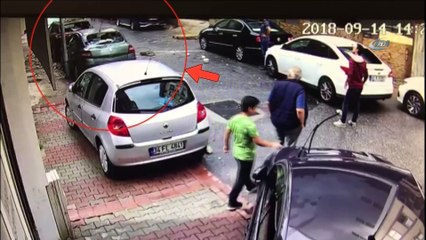Üzerlerine taş parçası yağan vatandaşların ölümden kıl payı kurtuluşu kamerada