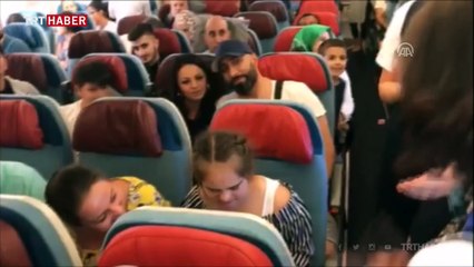Down sendromlu Tuğçe'ye uçakta doğum günü sürprizi