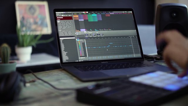 Introducing the New MASCHINE MIKRO – For the Music in You _ Native Instruments (1080p)