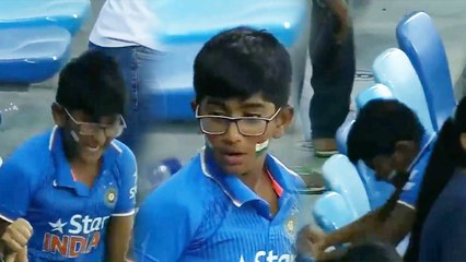 Asia Cup 2018:Dhoni के नन्हे Fan को क्यों आया इतना गुस्सा |Watch| वनइंडिया हिंदी