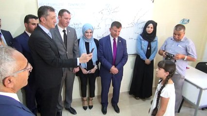 Suriyeli öğrenciden Bakan Selçuk’u duygulandıran şiir