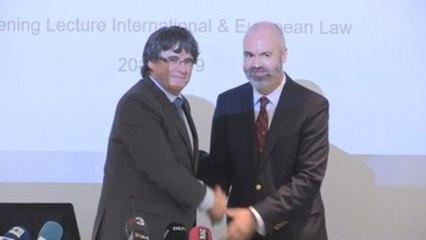 Puigdemont afirma en Bélgica que el Parlamento será quien decida si abandona el escaño