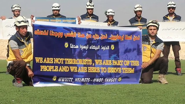 شاهد : أفراد الخوذ البيضاء يحتجون في إدلب ضد استهدافهم من النظام السوري وحلفائه