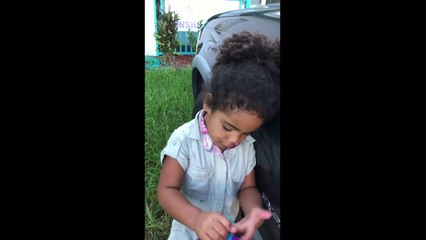 Non non, cette petite fille n'a pas mangé de chocolat, c'est pas vrai !