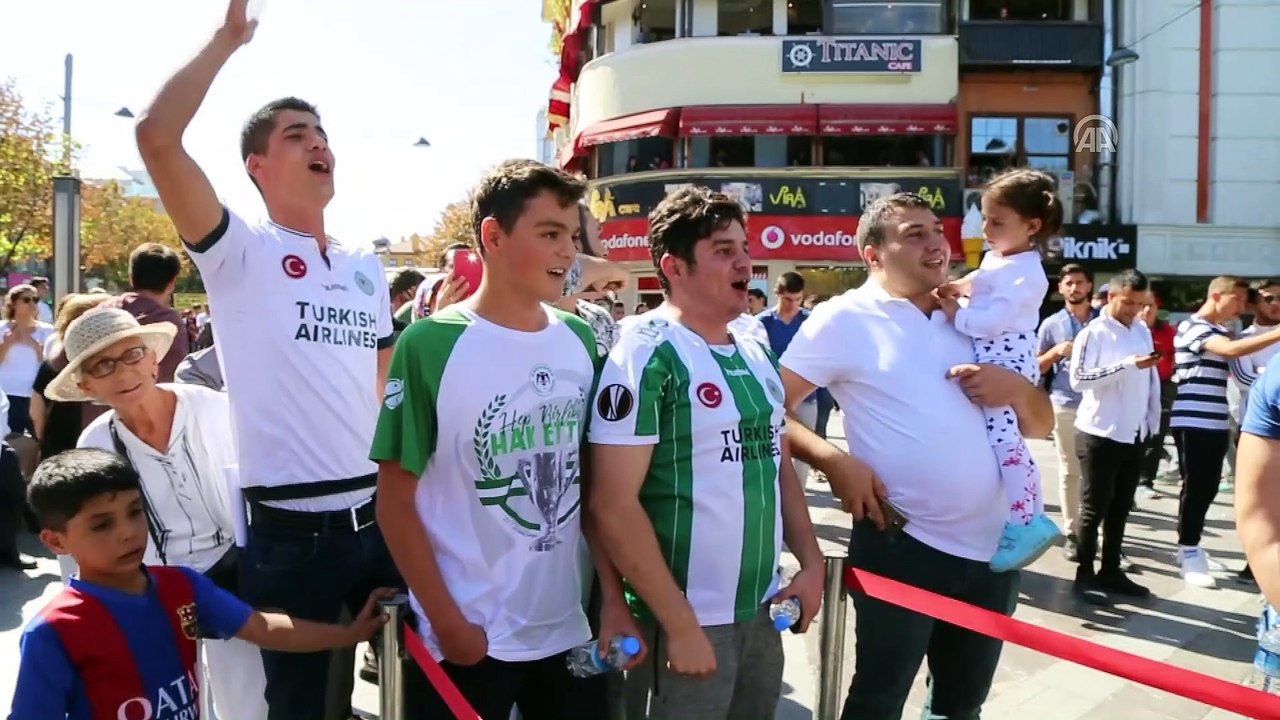 Konyasporlu futbolcular aşure dağıttı - KONYA