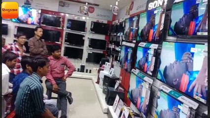 उत्साह के साथ भारत-पाकिस्तान का मैच देखते क्रिकेट प्रेमी