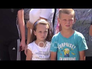 Ora News - Prindër e fëmijë në protestë për mbylljen e shkollave