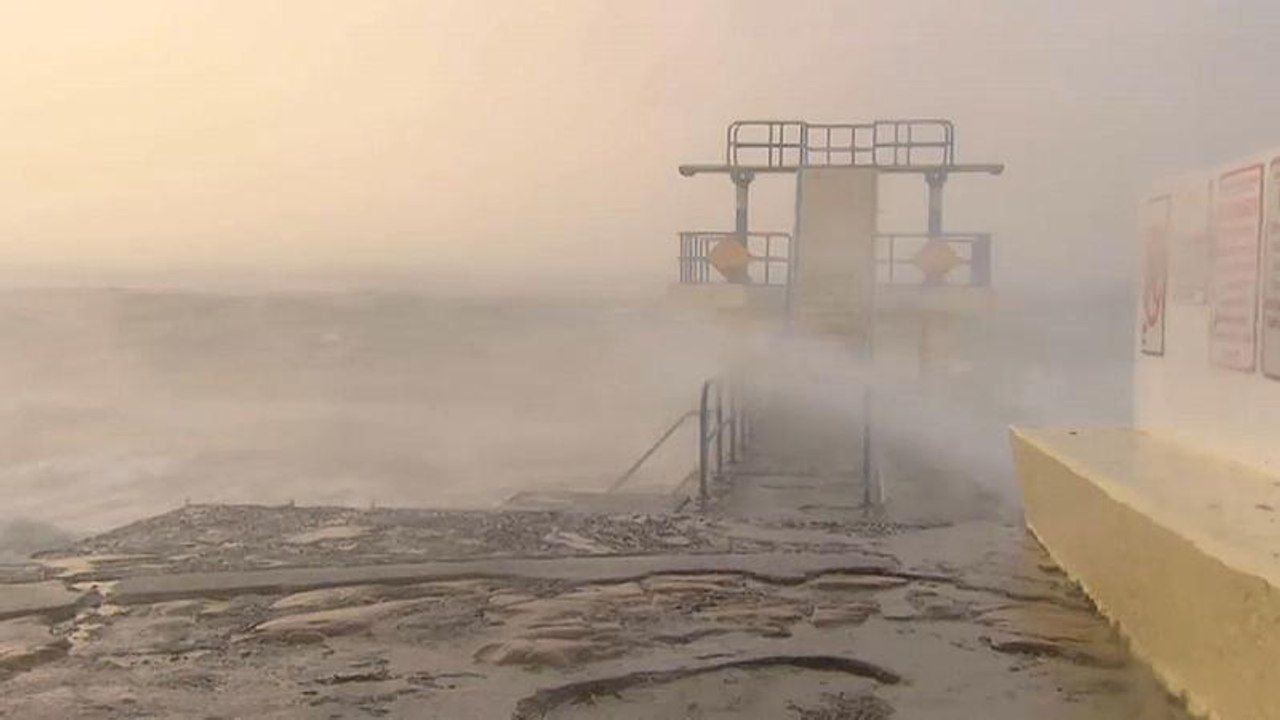 Wind trägt Wohnwagen in Irland über Klippe - Frau stirbt