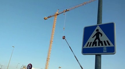 Rescate de un trabajador atrapado en lo alto de una grúa en Pamplona