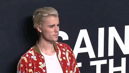 شاهد: جاستن بيبر يتقمص دور "مغني الشارع" أمام قصر باكنغهام