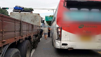 화물차가 '정원 초과' 광역버스 추돌 20명 부상 / YTN