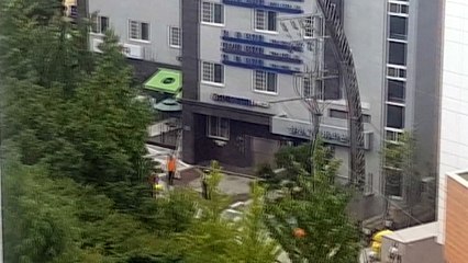 이삿짐 차 사다리 전신주 쪽으로 휘어져...인근 통제 / YTN