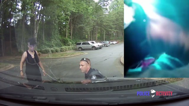 Un policier sauve un bébé qui est en train de s’étouffer