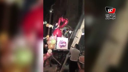 شاب يتقدم لخطبة حبيبته بـ "ونش" أسفل شرفتها