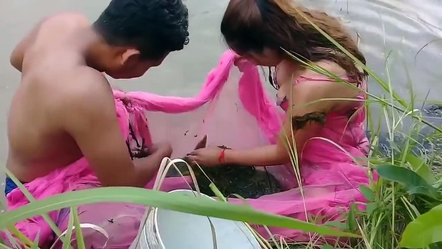 شاهد عريس و عروسته في يوم الزفاف يصطادون السمك بطريقة غريبة عادات عجيبة