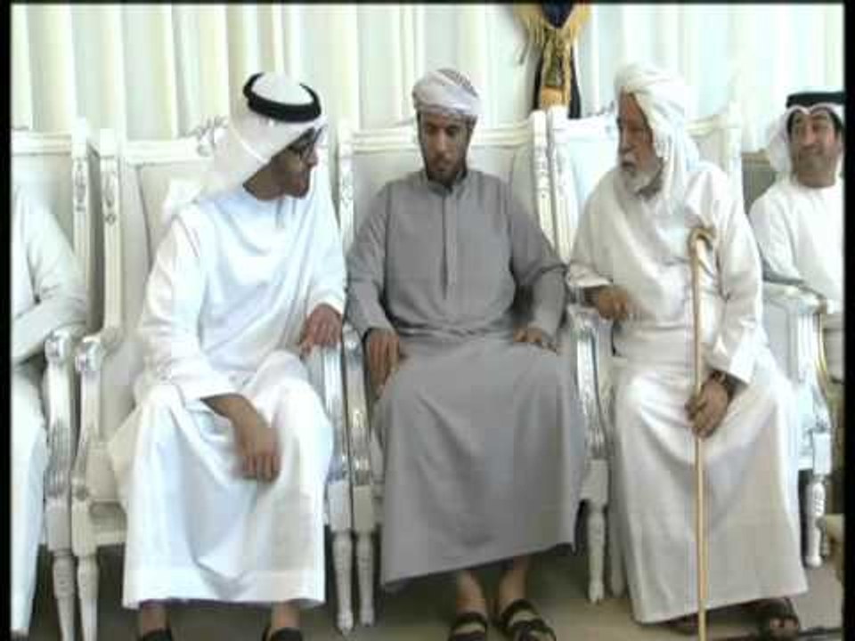 محمد بن زايد يقدم واجب العزاء لأسرة وذوي الشهيد سلطان محمد المزروعي في مدينة كلباء بالشارقة