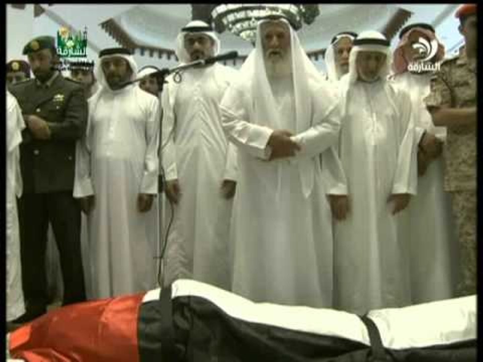 سيف بن محمد وخالد وذياب بن محمد بن زايد يؤدون ص...