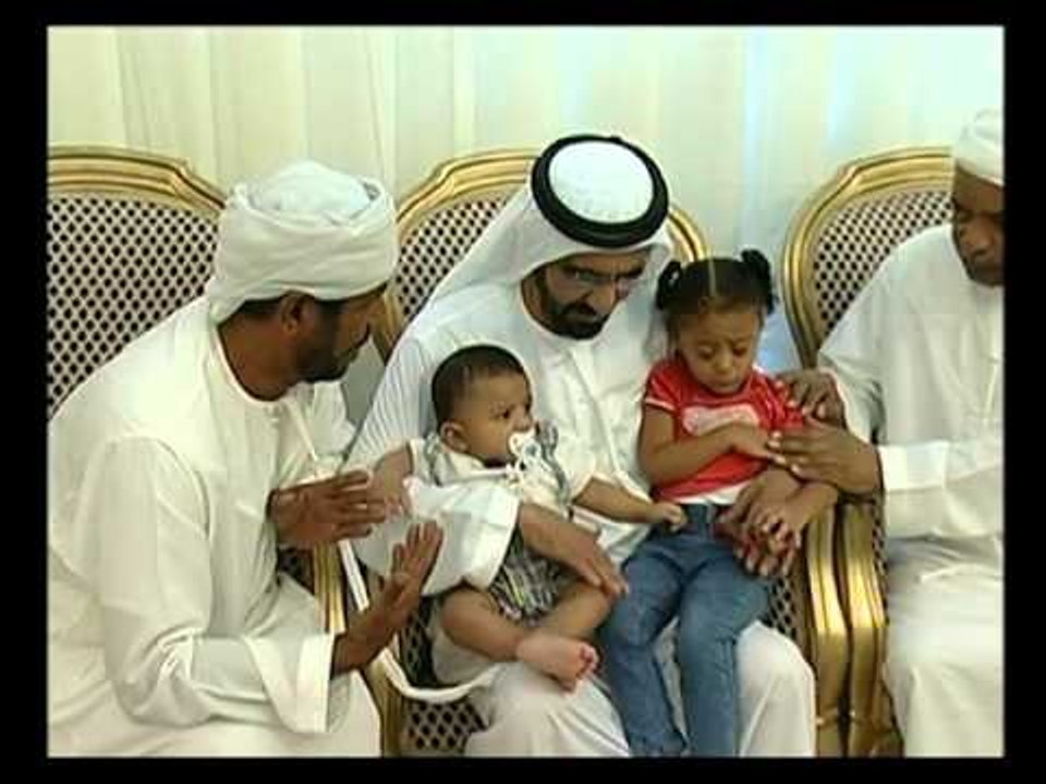 محمد بن راشد يقدم واجب العزاء لأسر شهداء الوطن البواسل في الفجيرة والعين