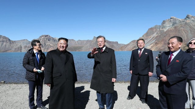 [남북정상회담 현장영상] 천지 주변 산책...하늘도 도운 백두산 등반 / YTN