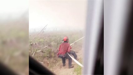 Canadienses luchan contra un tornado de fuego