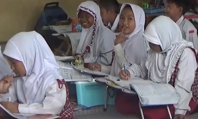 Sekolah Kena Gusur, Siswa Belajar di Lantai