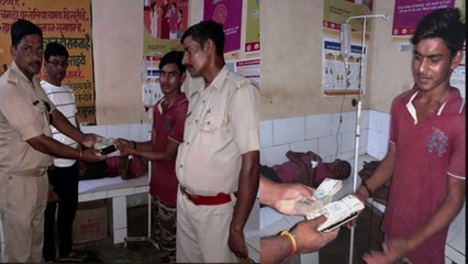 बेहोश पड़े युवक को पुलिसवालों ने पहुंचाया अस्पताल, गुम हुए पैसे भी किए वापस