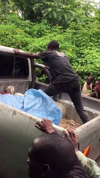 Cette personne a une drôle de façon de pousser le véhicule