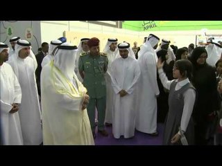 مهرجان الشارقة القرائي للطفل - طفلة تطلب سيلفي مع حاكم الشارقة