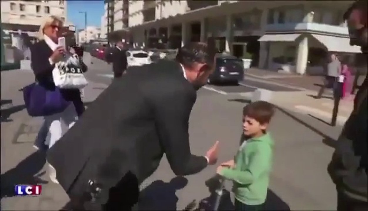 Un enfant refuse de serrer la main au Premier ministre.