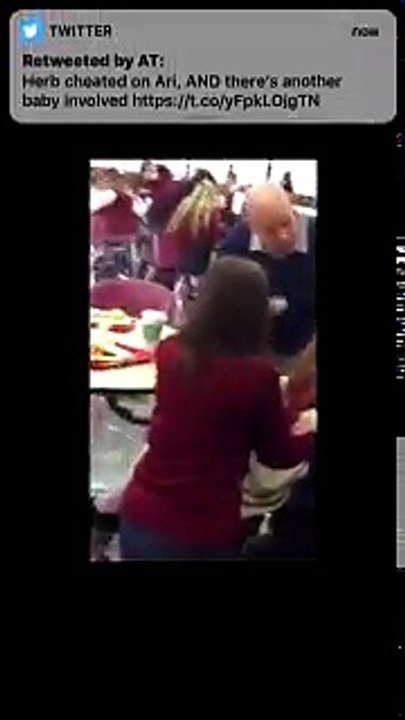 Un élève fait des farces à toute l'école en mettant des laxatifs dans la limonade