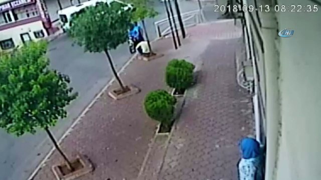 Yol kenarında telefonla konuşurken neye uğradığını şaşırdı... Kapkaç anı güvenlik kamerasında
