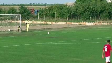 Un chien fait irruption sur un terrain de foot et tacle un joueur