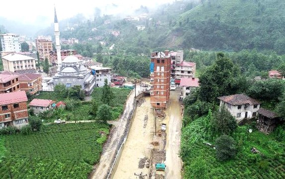 Çevre Ve Şehircilik Bakanlığı, Rize'de Dere Yatağına Kurulan 7 Katlı Apartman İçin Yıkım Kararı Aldı