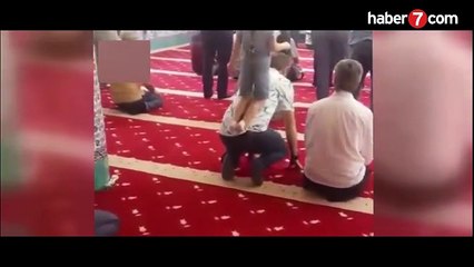 Camide babasının sırtına binen çocuk