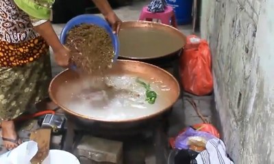 Tradisi Berbagi Bubur Asyura Desa Kauman Kudus